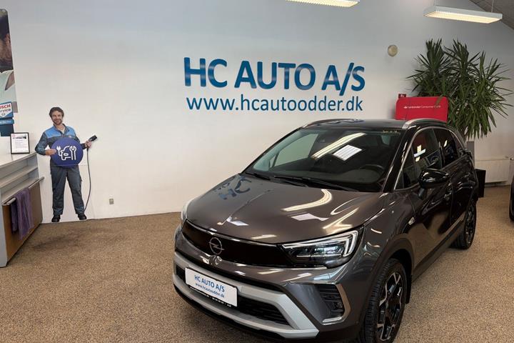 Grå Opel Crossland fra 2022 set udefra