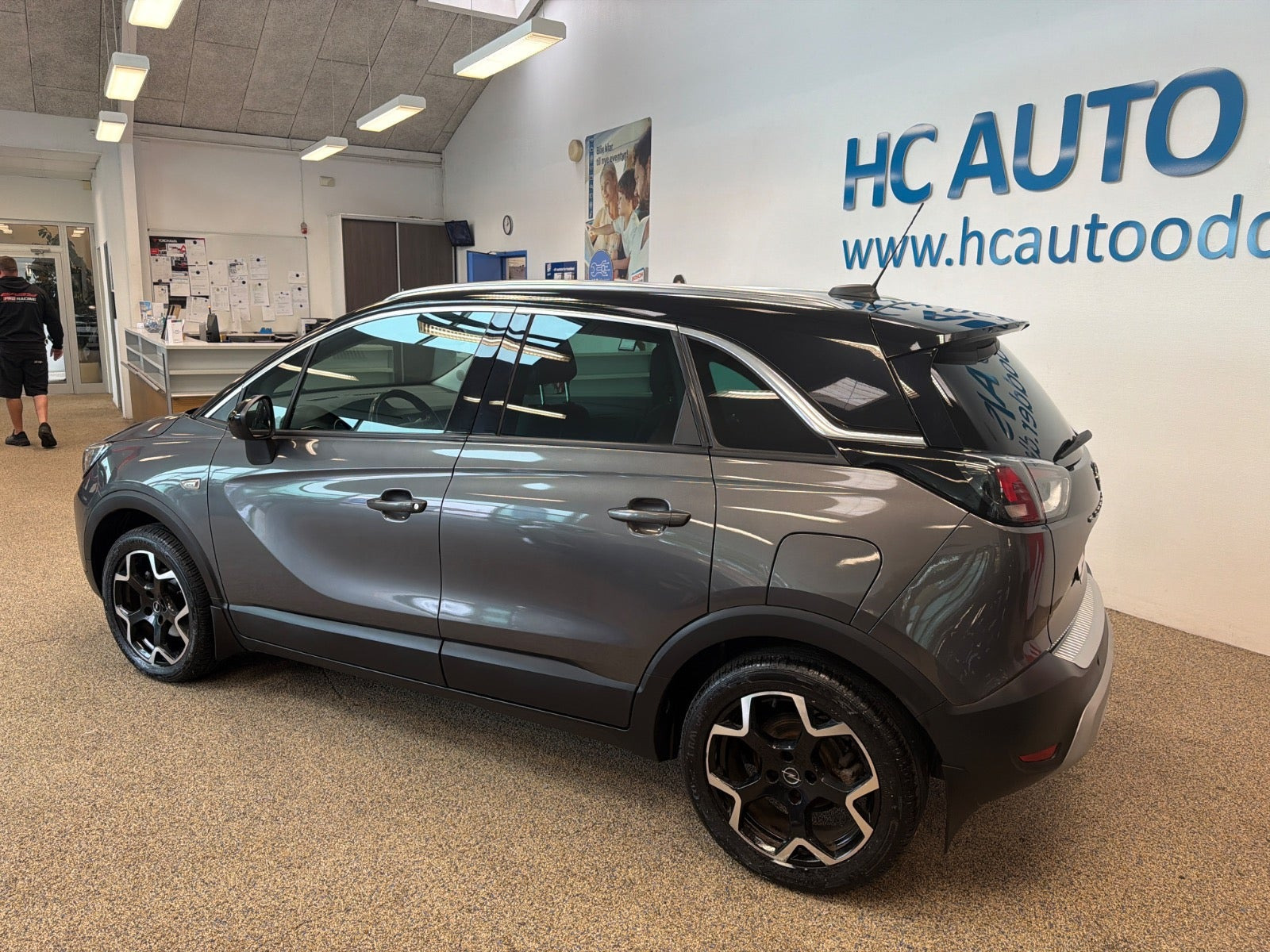 Grå Opel Crossland fra 2022