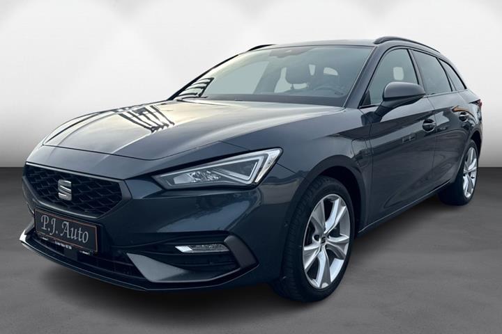 Grå Seat Leon fra 2021 set udefra