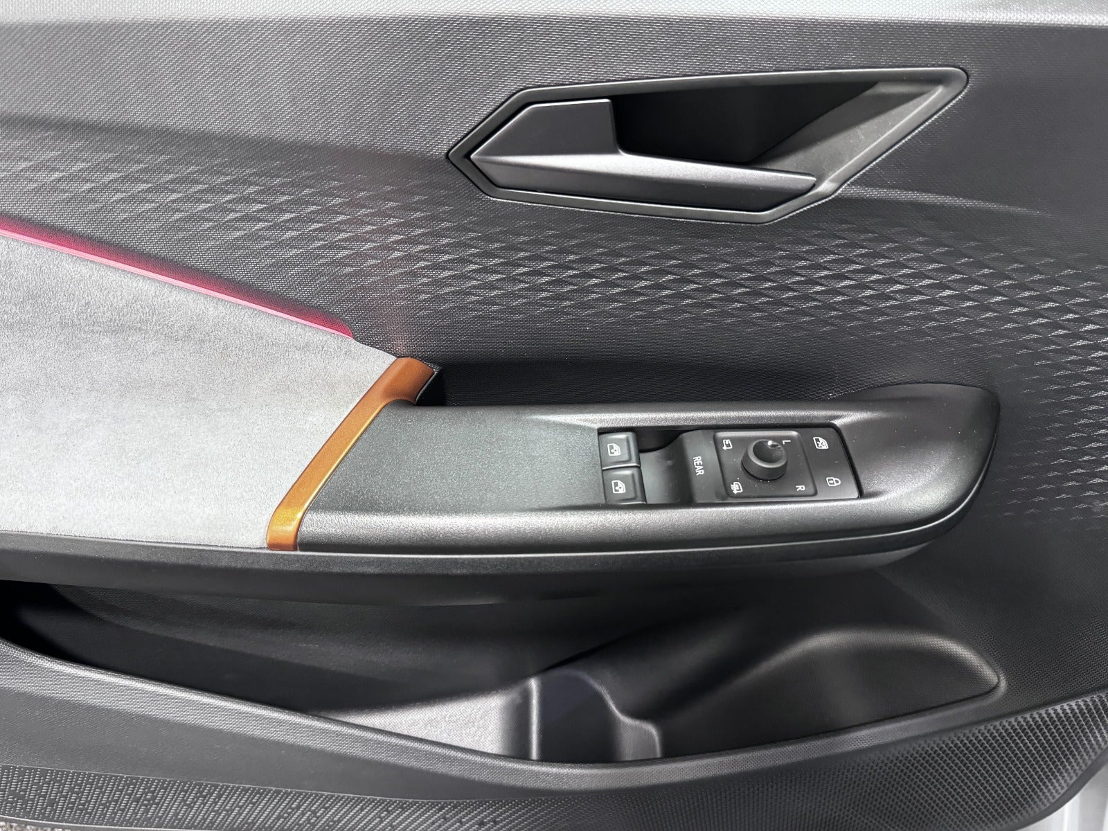 Grå Cupra Born fra 2024