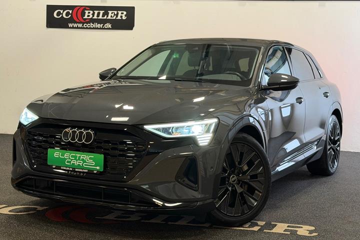 Grå Audi Q8 e-tron fra 2023