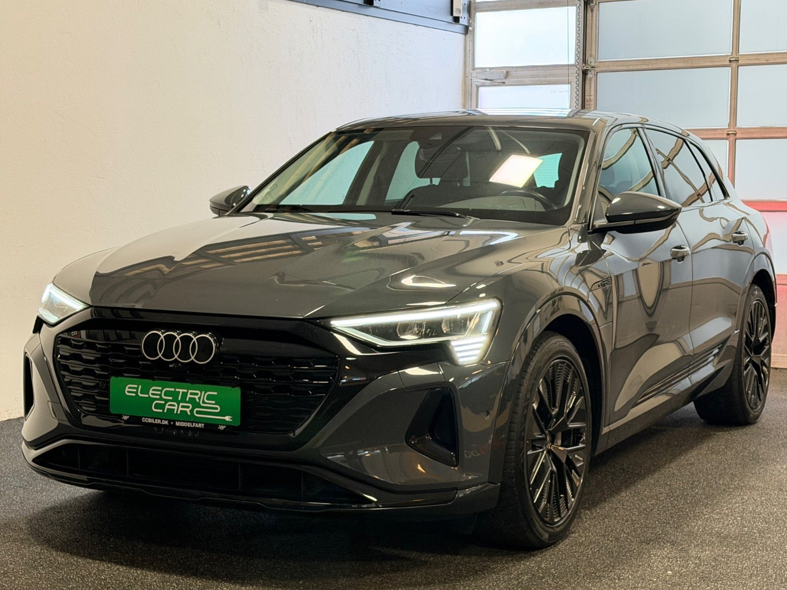 Grå Audi Q8 e-tron fra 2023