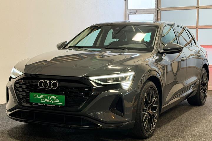 Grå Audi Q8 e-tron fra 2023