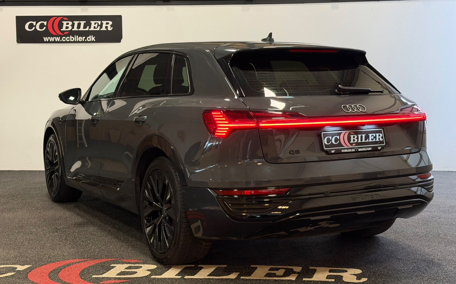 Grå Audi Q8 e-tron fra 2023
