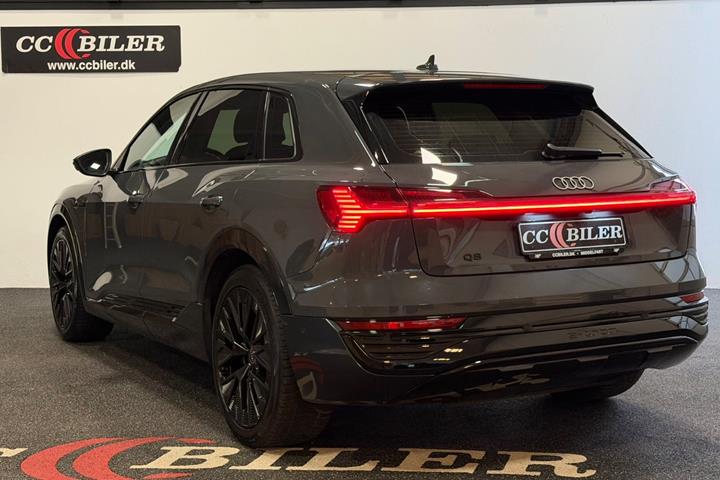 Grå Audi Q8 e-tron fra 2023