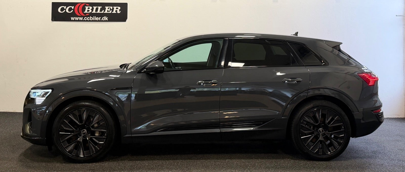 Grå Audi Q8 e-tron fra 2023