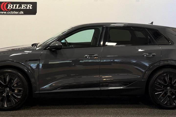 Grå Audi Q8 e-tron fra 2023