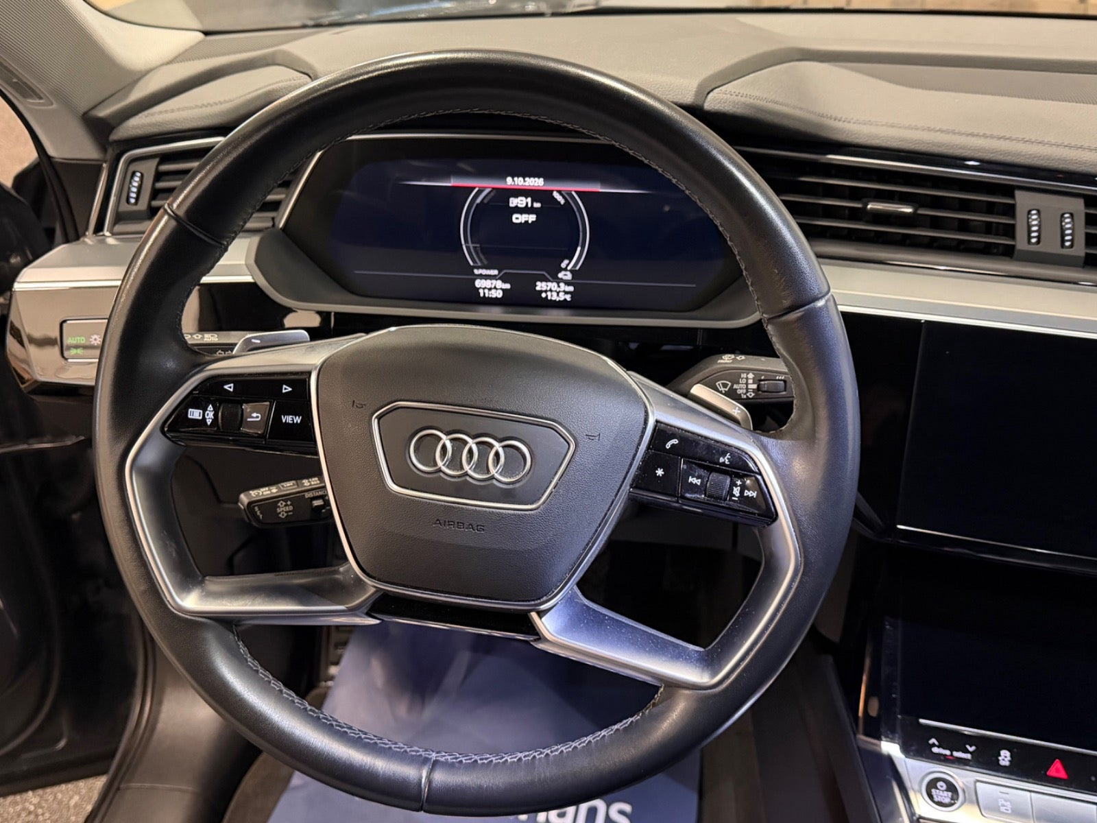 Grå Audi Q8 e-tron fra 2023