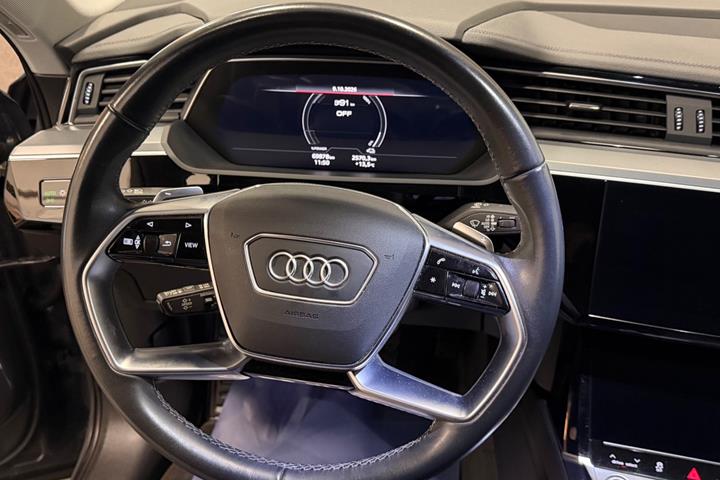 Grå Audi Q8 e-tron fra 2023