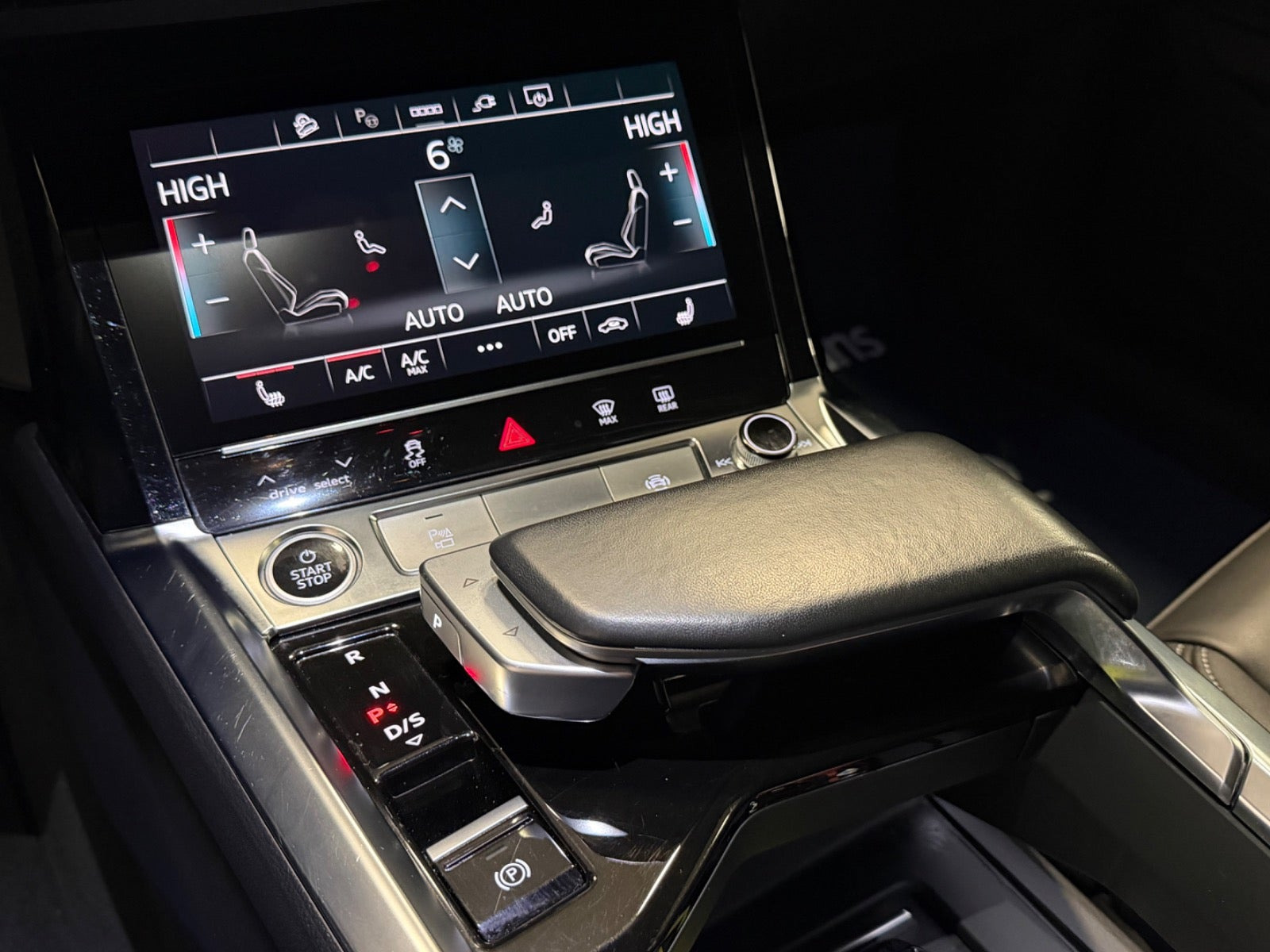 Grå Audi Q8 e-tron fra 2023