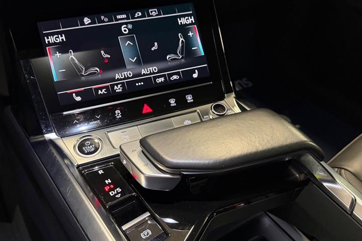 Grå Audi Q8 e-tron fra 2023
