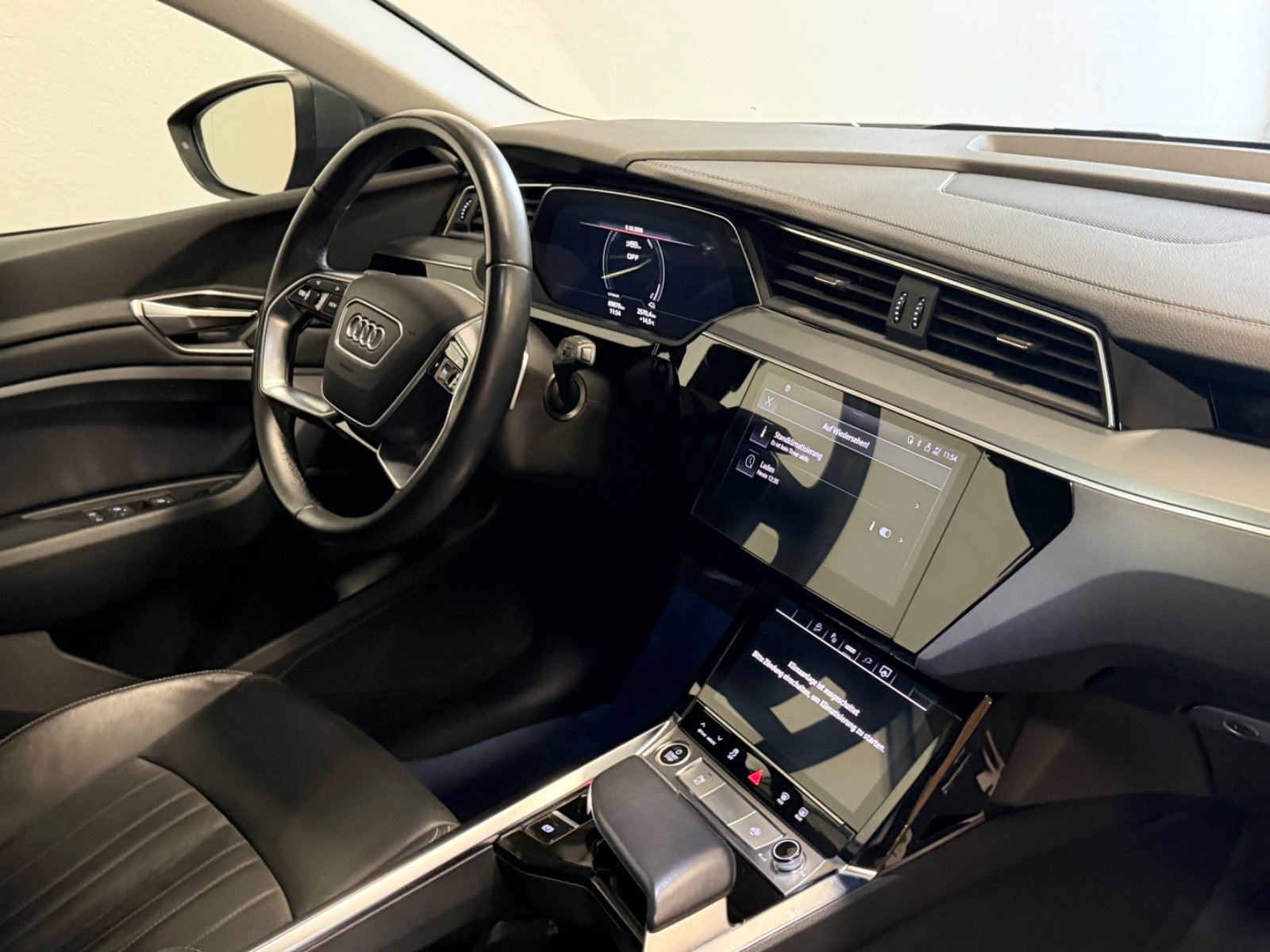 Grå Audi Q8 e-tron fra 2023