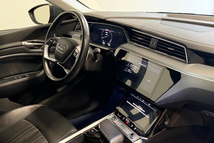 Grå Audi Q8 e-tron fra 2023