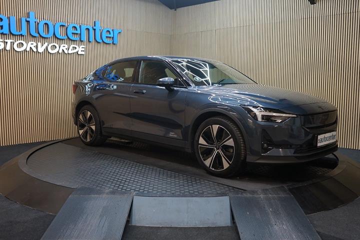 Blå Polestar 2 fra 2024 set udefra