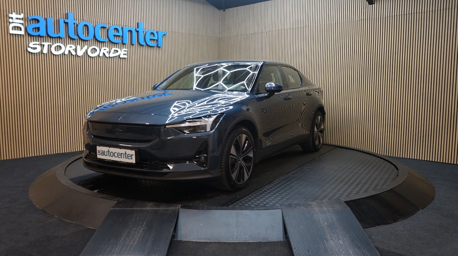 Blå Polestar 2 fra 2024