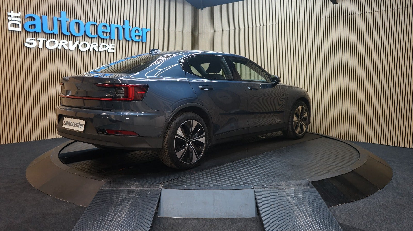 Blå Polestar 2 fra 2024