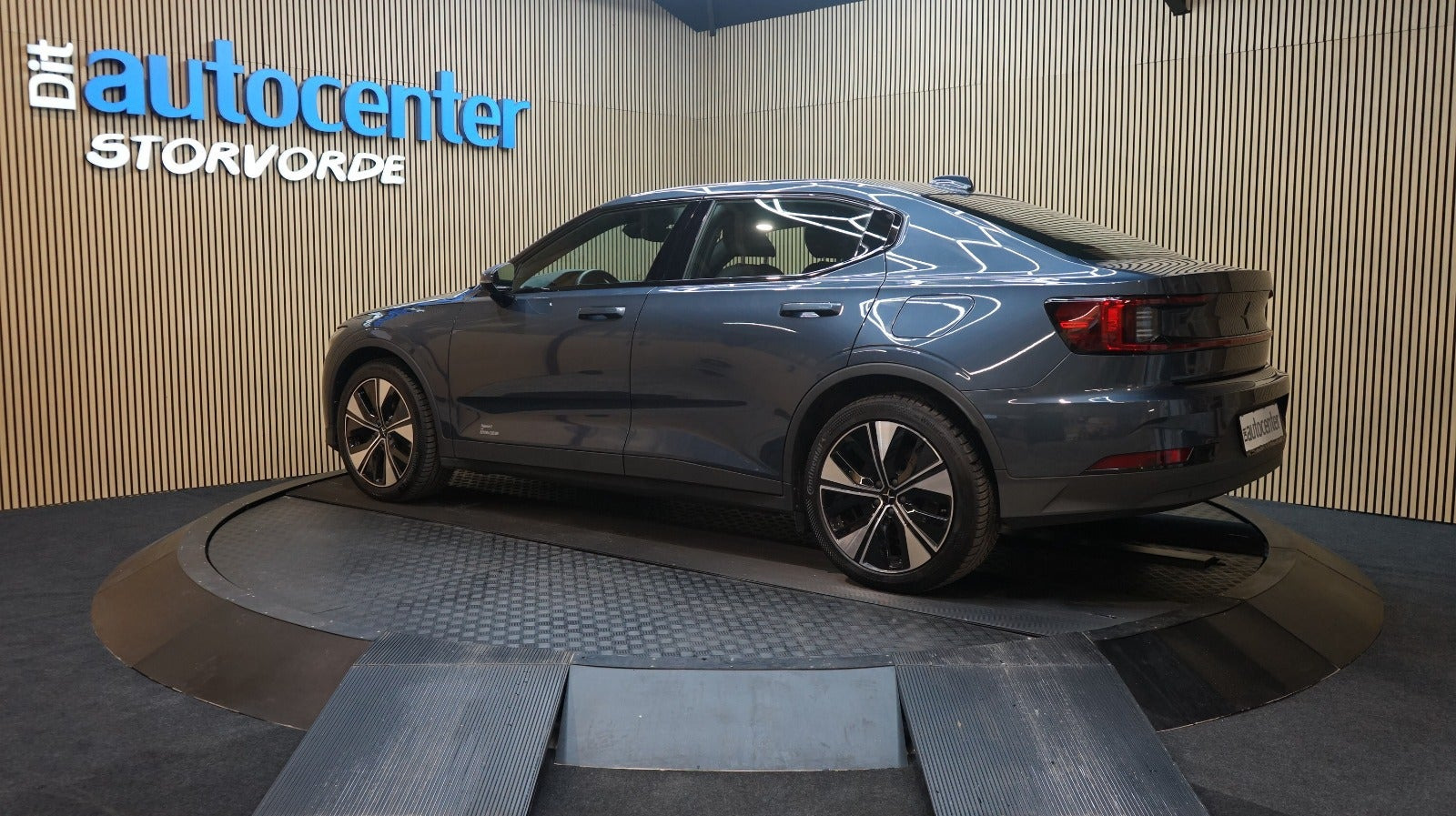 Blå Polestar 2 fra 2024