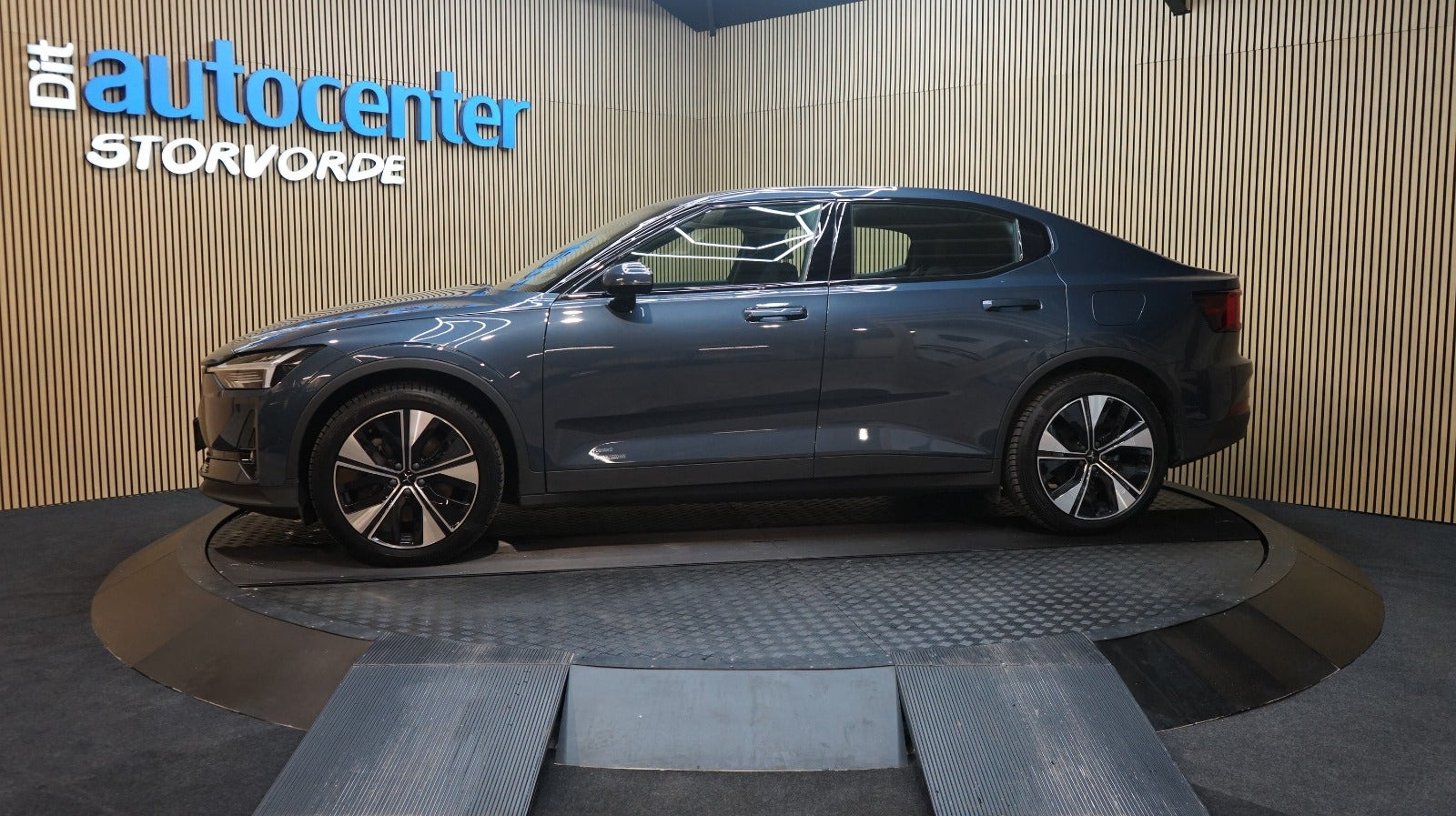Blå Polestar 2 fra 2024