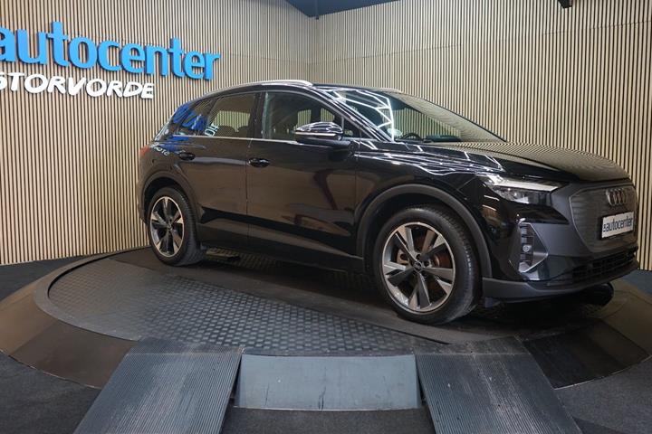 Sort Audi Q4 e-tron fra 2023 set udefra
