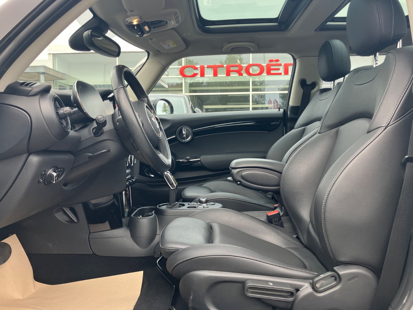 Sølv Mini Cooper SE fra 2023