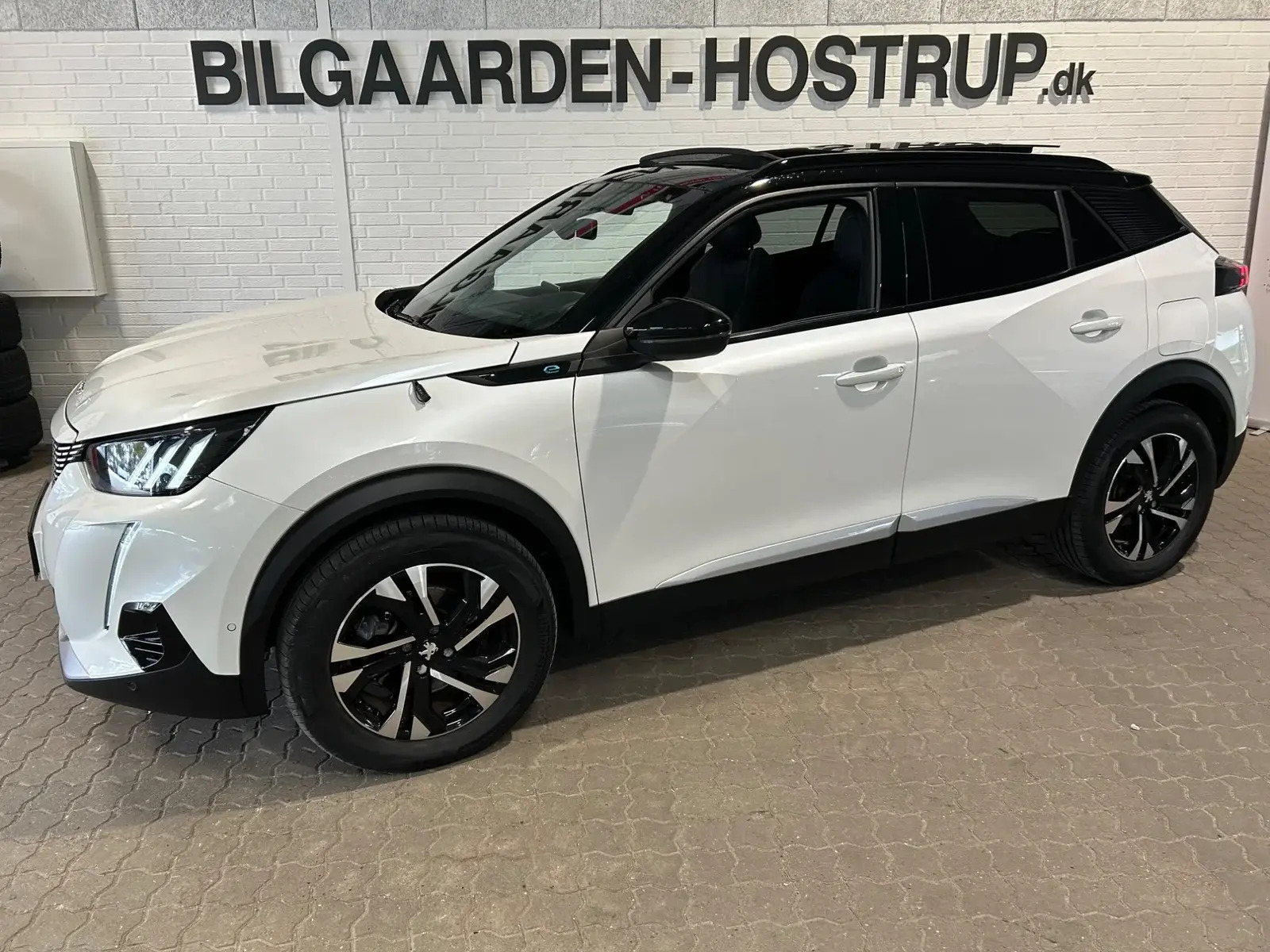 Hvid Peugeot e-2008 fra 2022