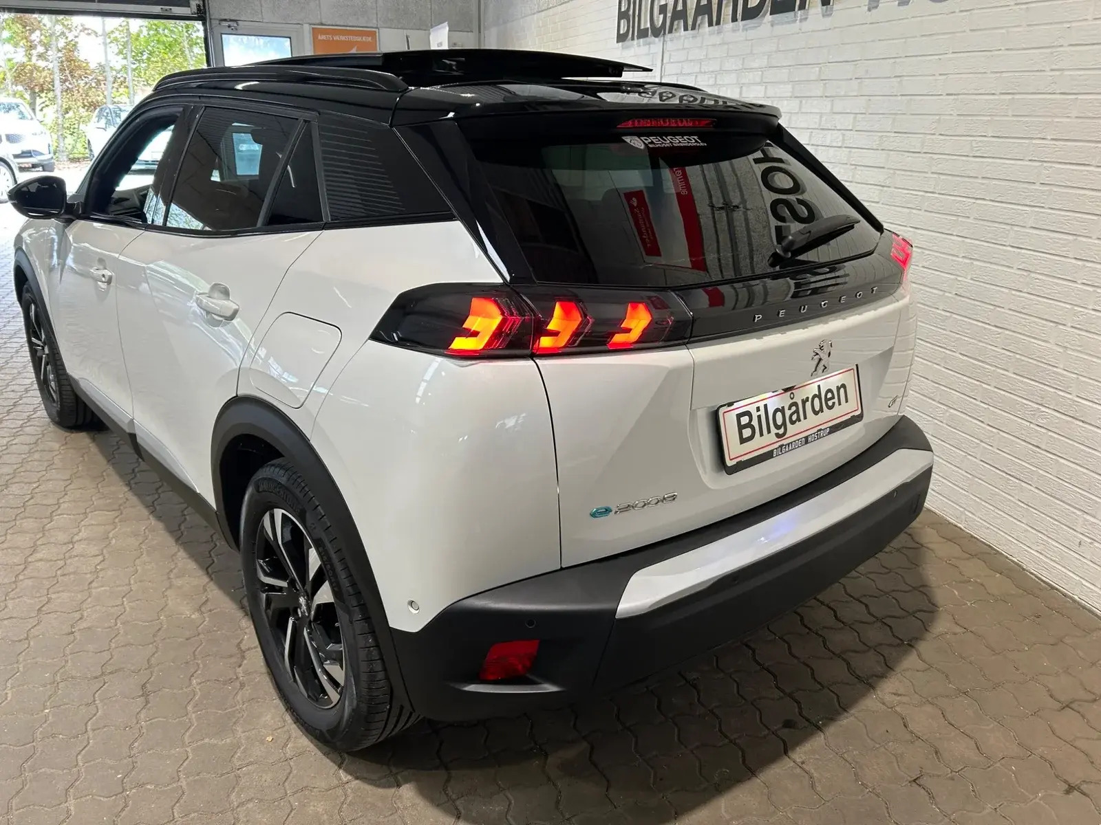 Hvid Peugeot e-2008 fra 2022