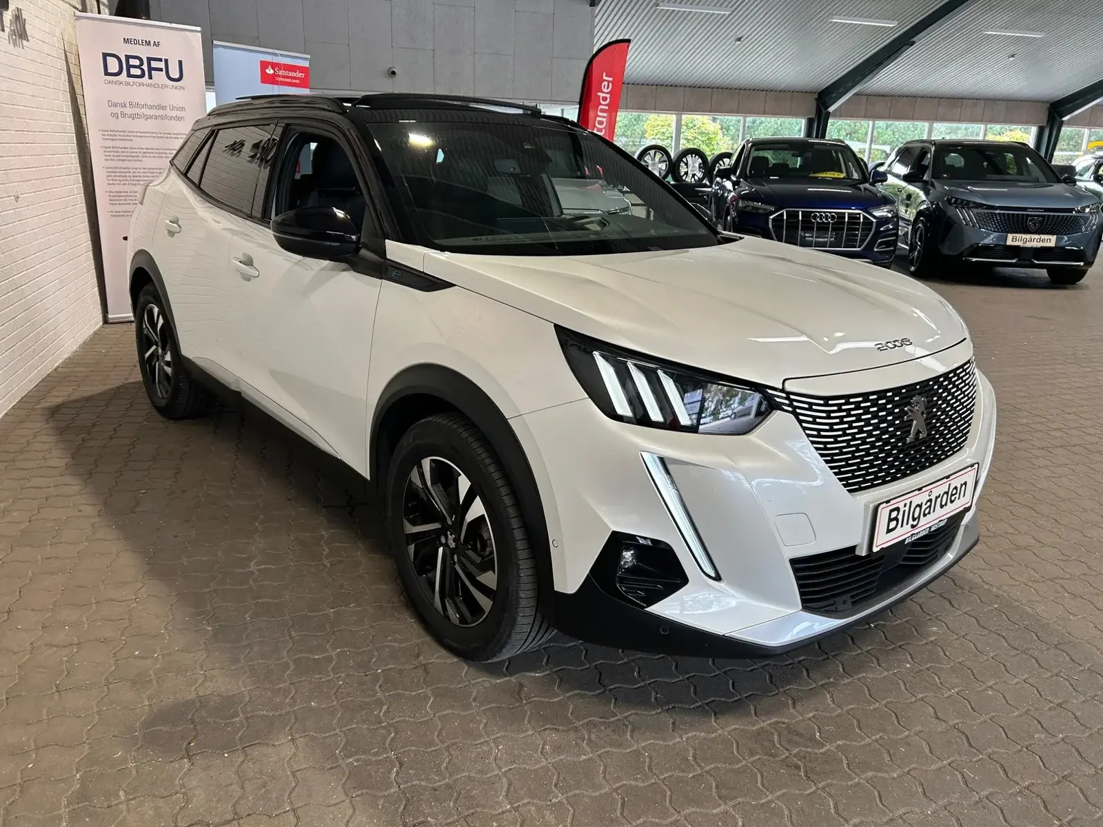 Hvid Peugeot e-2008 fra 2022
