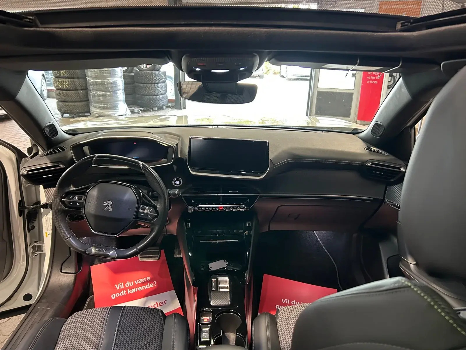 Hvid Peugeot e-2008 fra 2022
