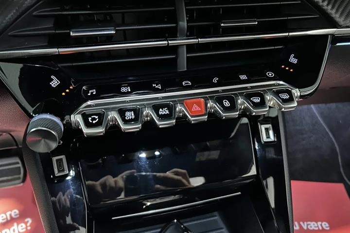 Hvid Peugeot e-2008 fra 2022