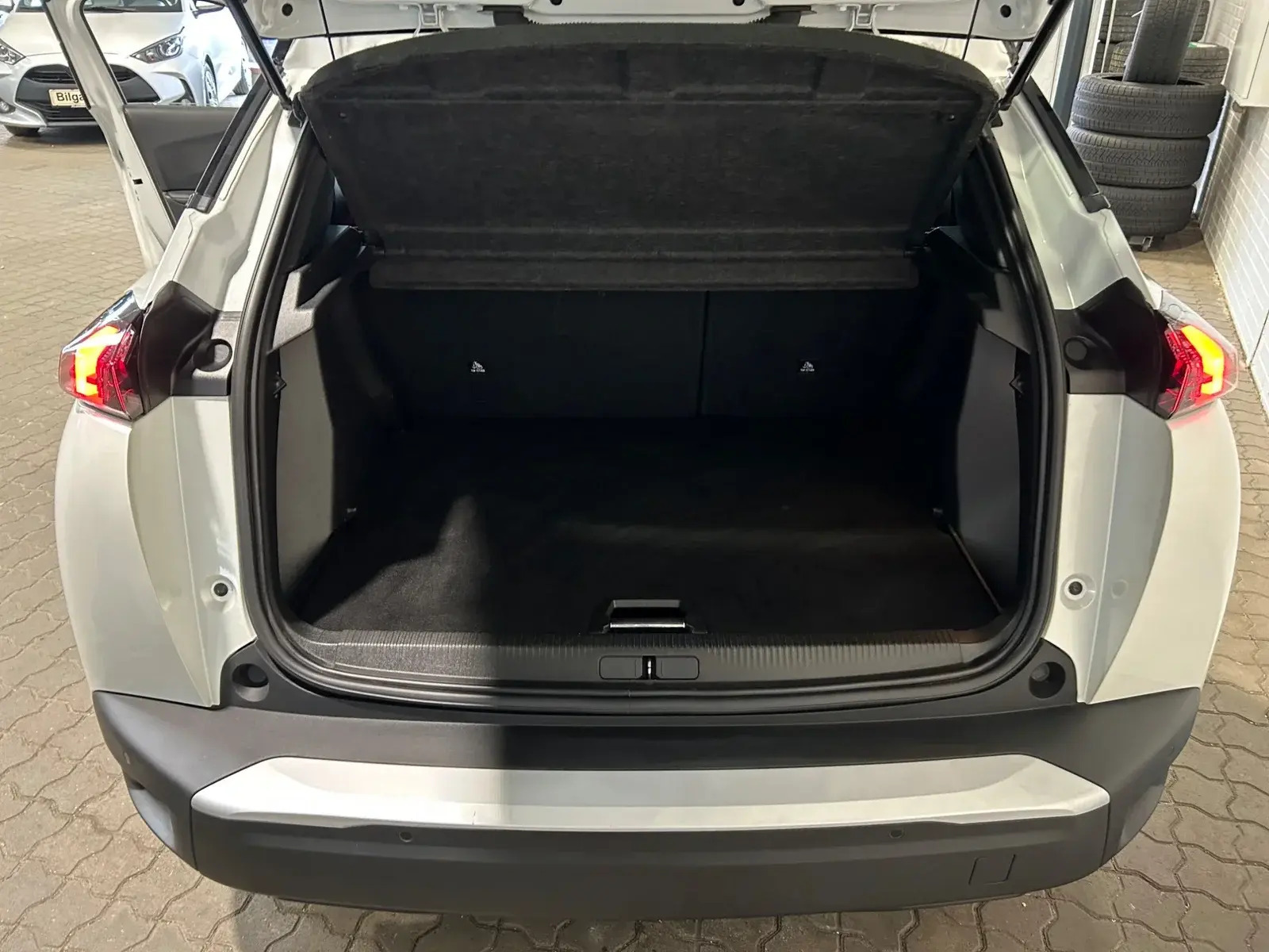 Hvid Peugeot e-2008 fra 2022