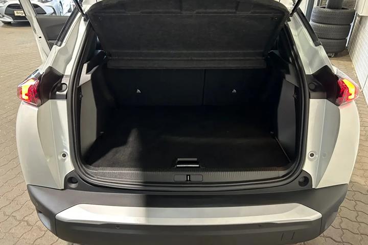 Hvid Peugeot e-2008 fra 2022