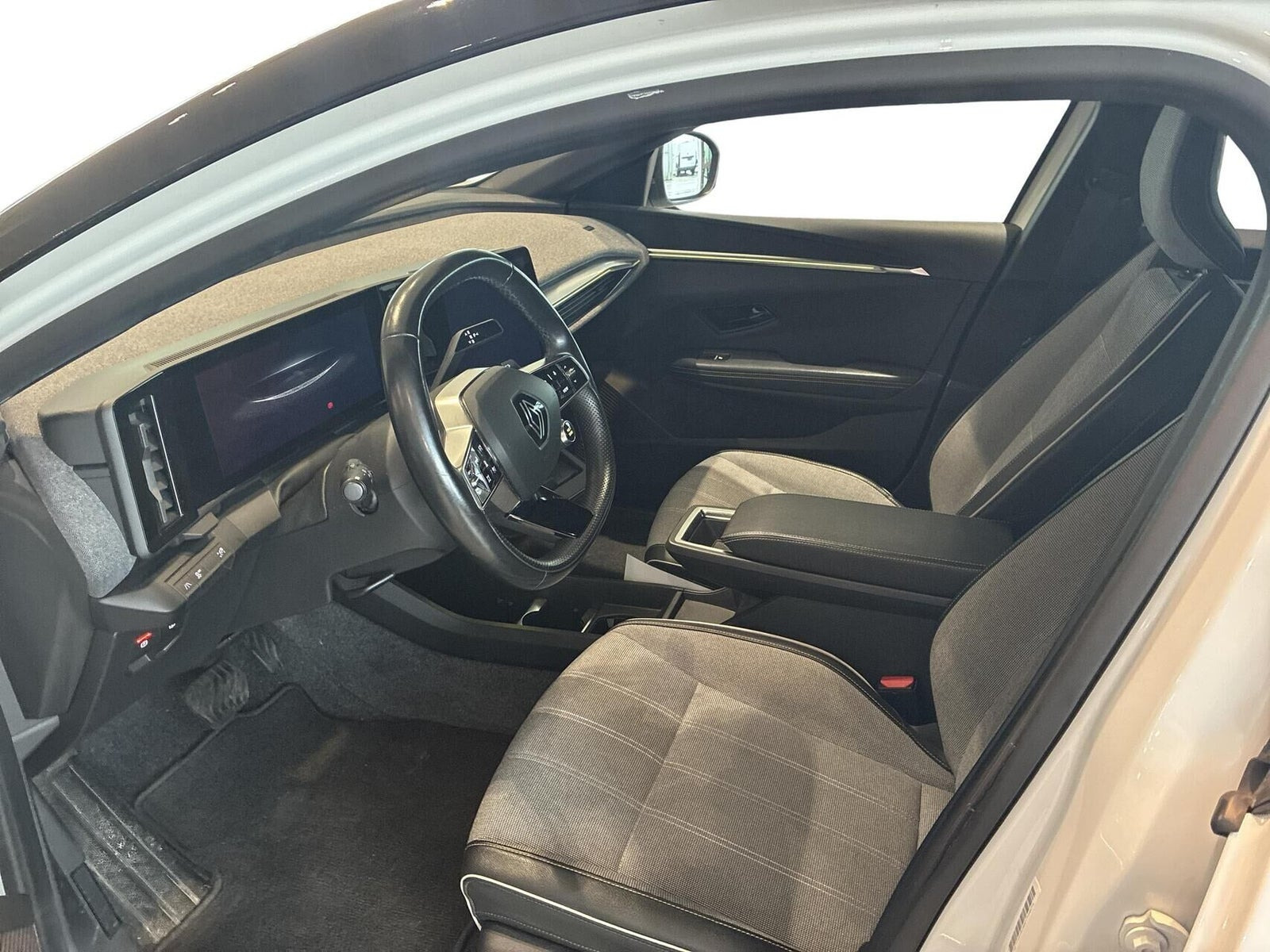 Hvid Renault Megane E-Tech fra 2023
