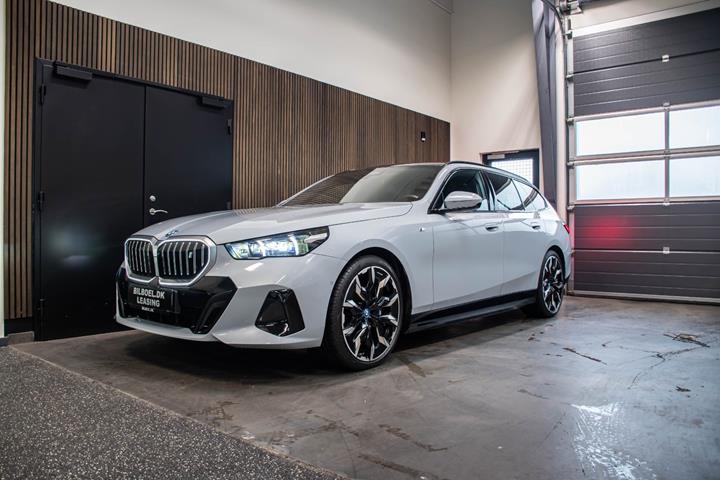 Grå BMW i5 fra 2025 set udefra