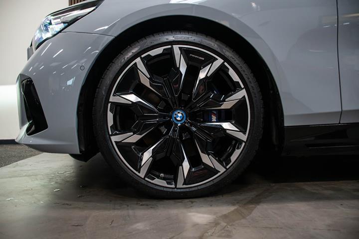 Grå BMW i5 fra 2025