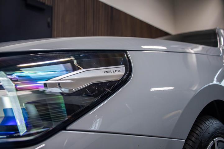 Grå BMW i5 fra 2025