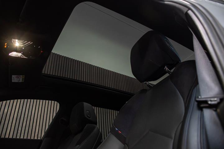 Grå BMW i5 fra 2025