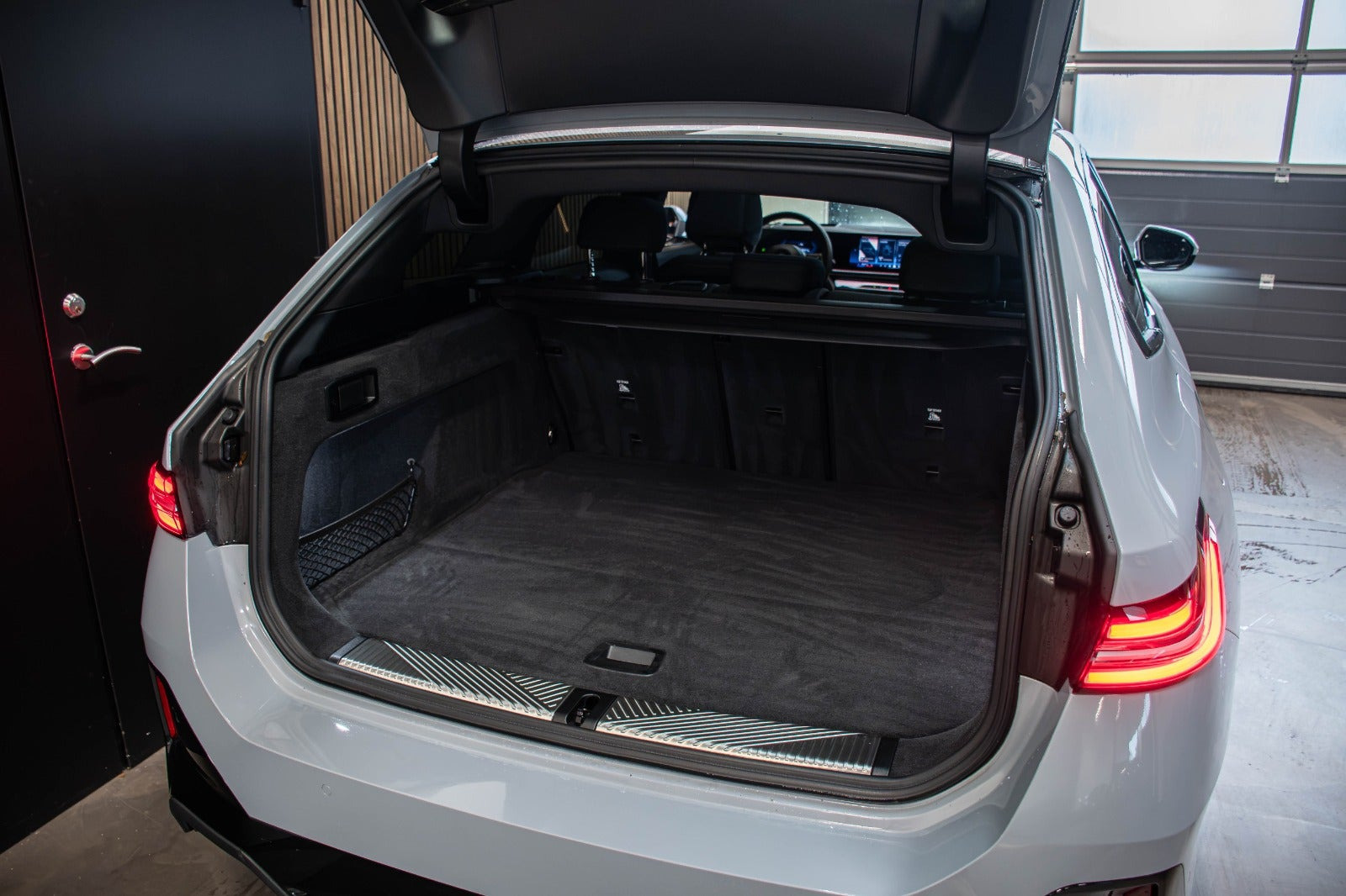 Grå BMW i5 fra 2025