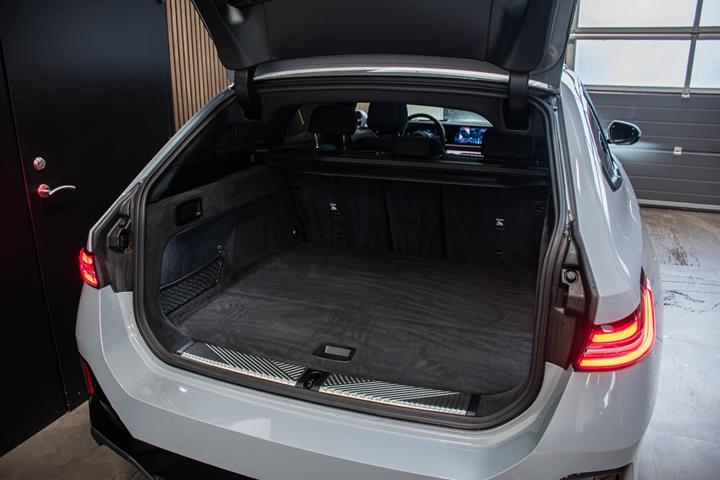 Grå BMW i5 fra 2025