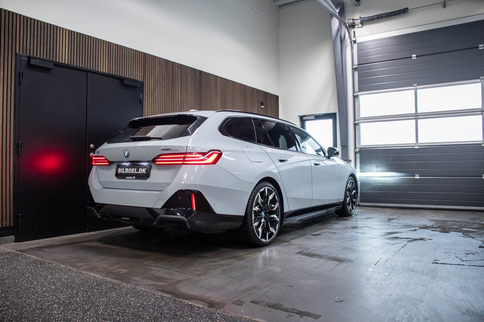Grå BMW i5 fra 2025