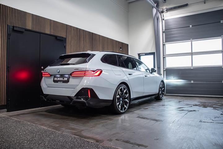 Grå BMW i5 fra 2025