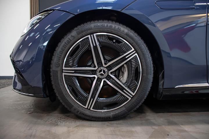 Blå Mercedes EQE350+ fra 2025
