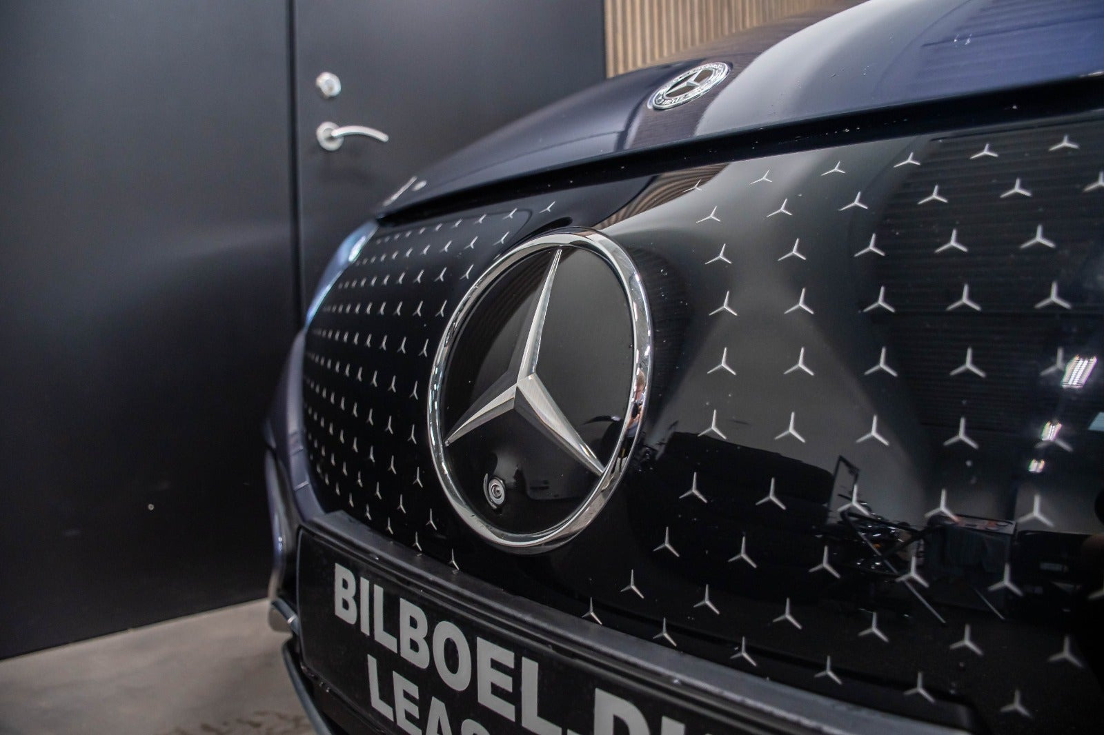 Blå Mercedes EQE350+ fra 2025