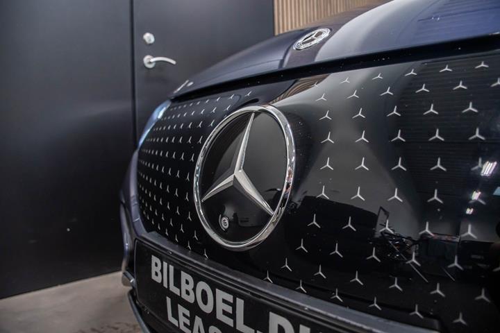 Blå Mercedes EQE350+ fra 2025