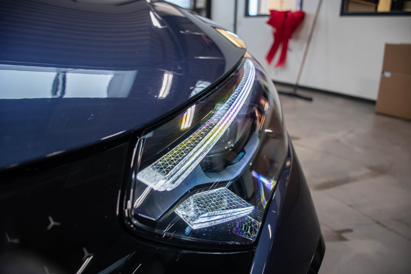 Blå Mercedes EQE350+ fra 2025