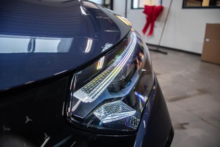 Blå Mercedes EQE350+ fra 2025