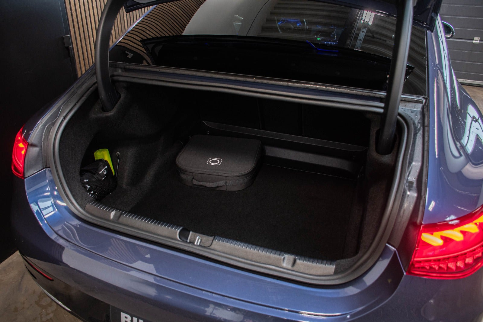 Blå Mercedes EQE350+ fra 2025