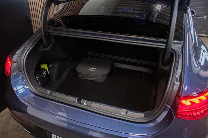 Blå Mercedes EQE350+ fra 2025