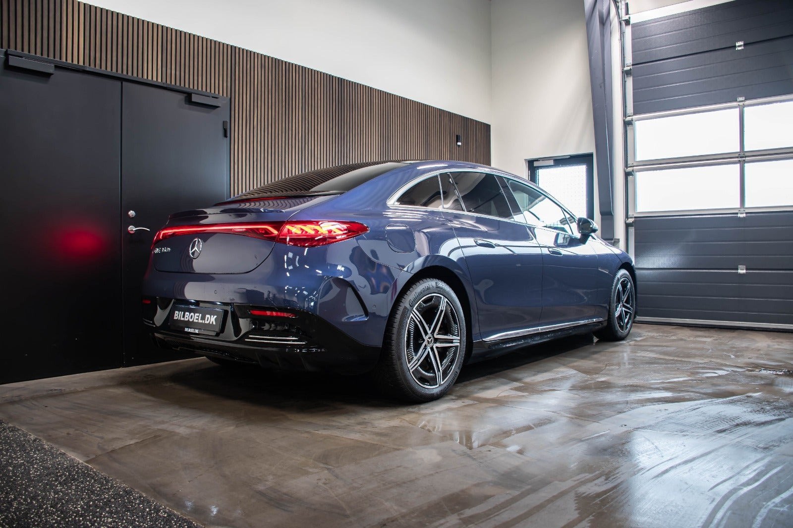 Blå Mercedes EQE350+ fra 2025