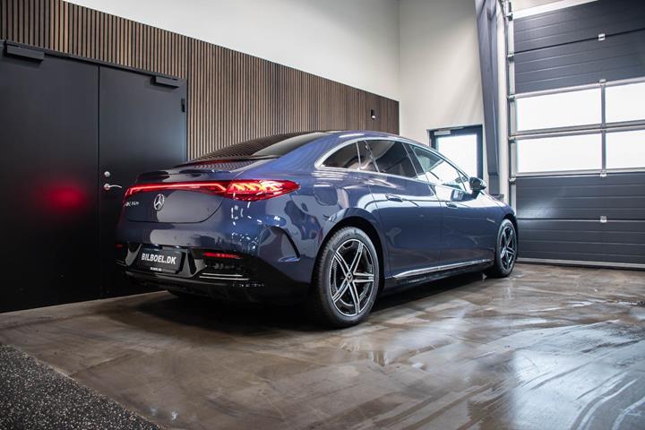Blå Mercedes EQE350+ fra 2025