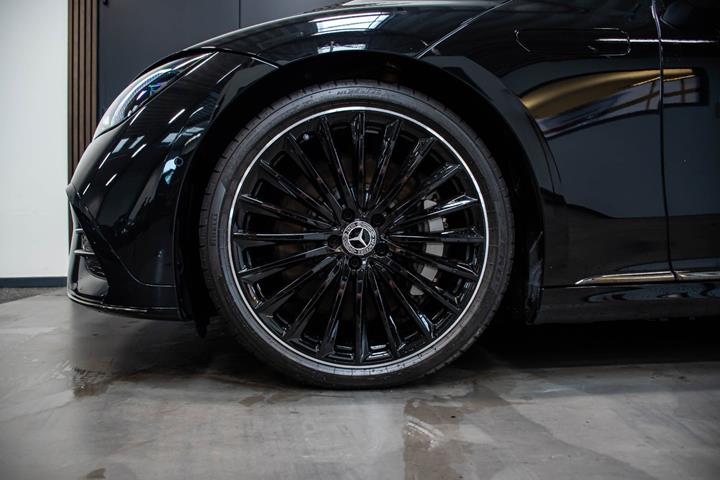 Sort Mercedes EQE350+ fra 2025